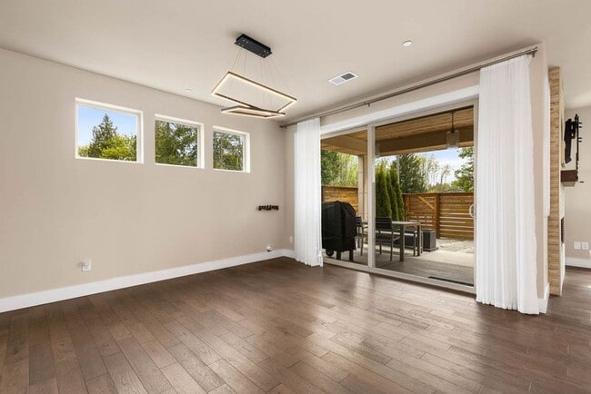 Building Photo - Beautiful Home in Kirkland with 2-Car Garage and Outdoor Patio!