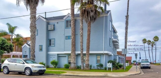Building Photo - Cute 2 Bedroom Condo Steps Away from Endle...