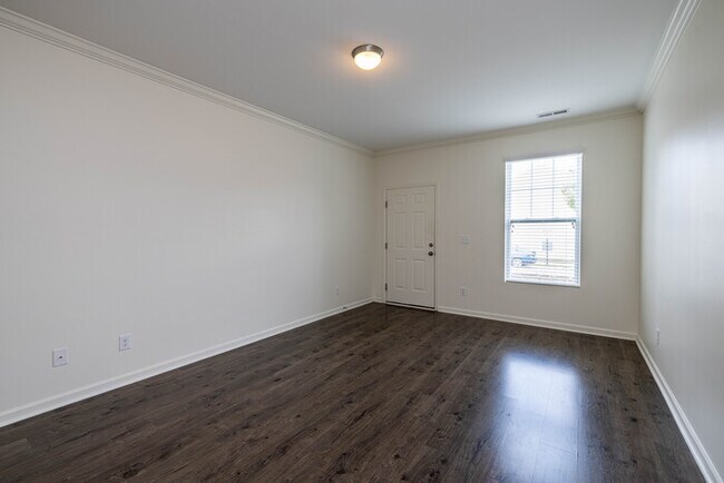 Building Photo - Stunning 3-Bedroom in Northwestern School District with Pool Access & Garage | AUGUST MOVE IN SPE...