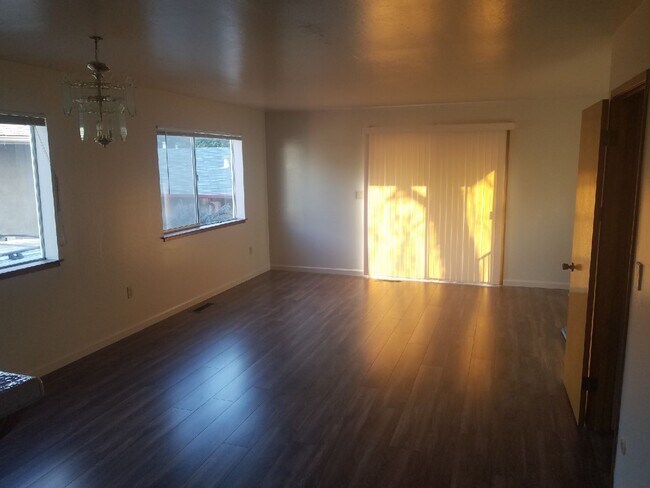 Building Photo - Racetrack 2