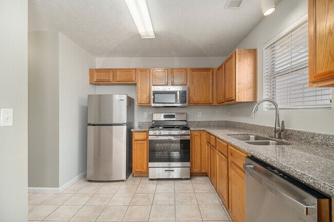 Building Photo - Spacious 3BR/2.5BA End-Unit Townhome!