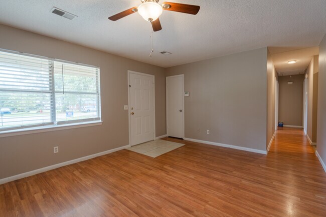 Building Photo - 174 Sequoia Cir