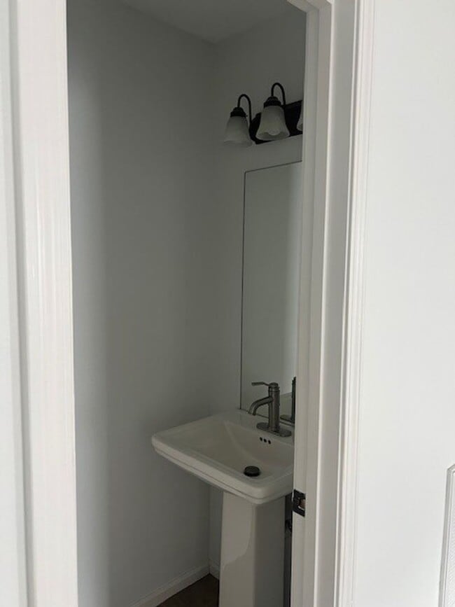 Building Photo - Spacious 2-Bedroom Townhouse with Garage