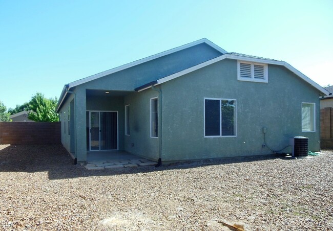 Building Photo - Charming 3-Bedroom, 2-Bath Home with 2-Car...