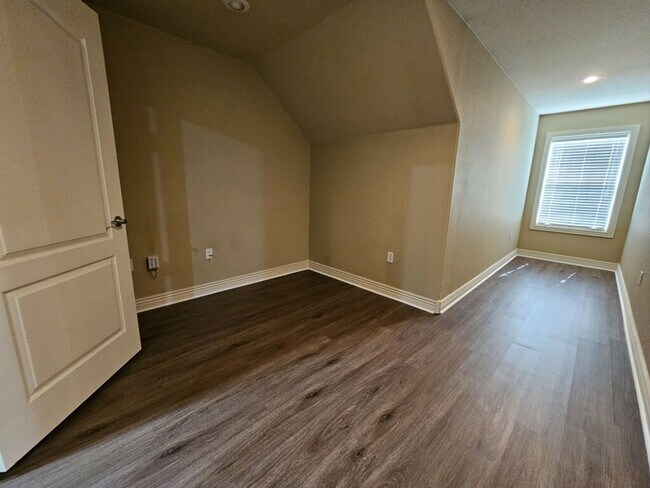 Building Photo - Beautiful & spacious 4 Bedroom condo w/fen...