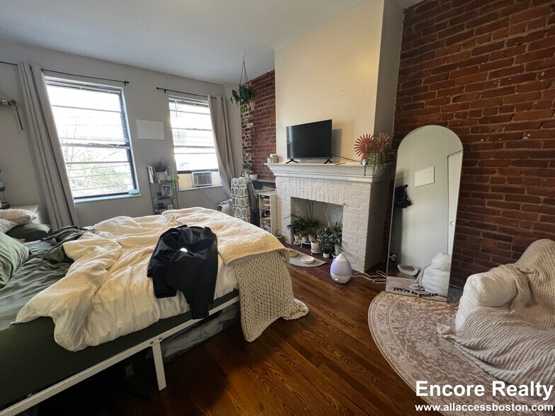 Building Photo - 15 Stearns Rd