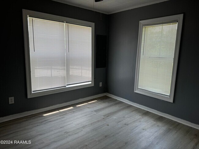 Building Photo - 528 Laurel St