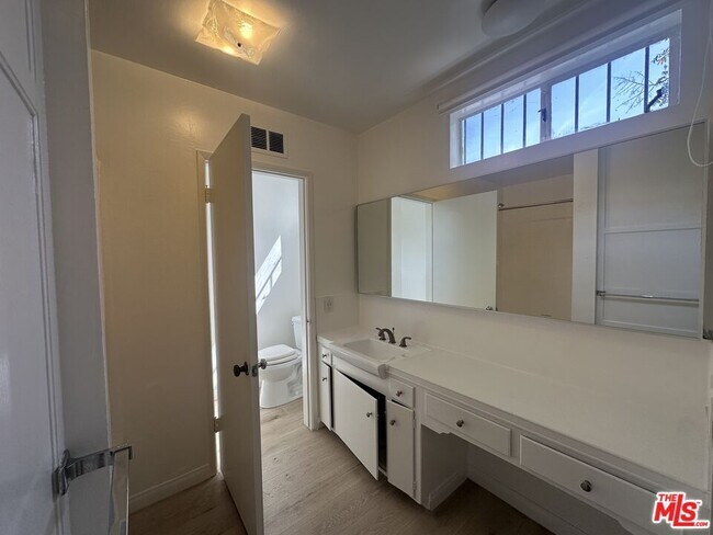 Building Photo - 1555 San Ysidro Dr