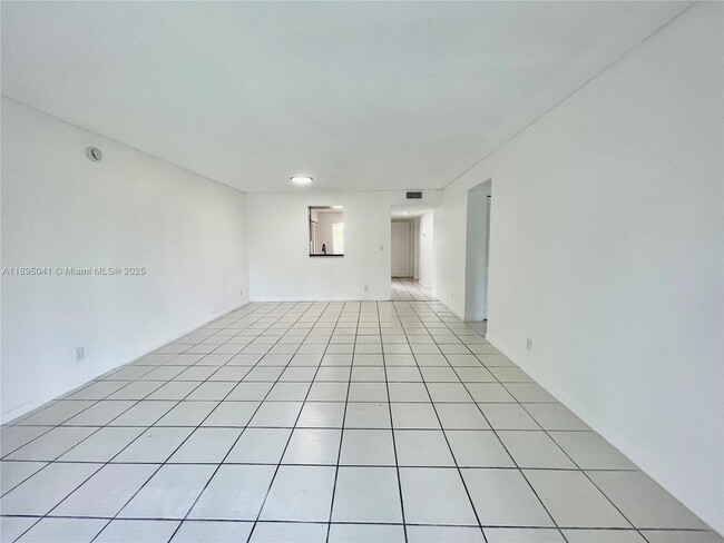 Building Photo - 2209 S Cypress Bend Dr