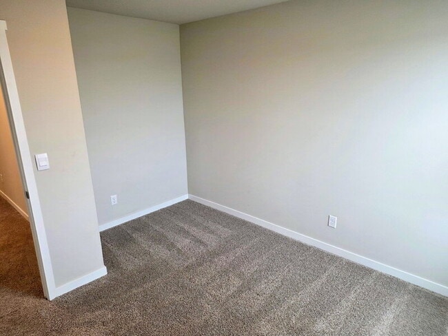 Building Photo - 655 NW Williamsburg Ln