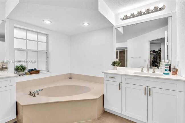 Building Photo - 2927 Bogota Ave