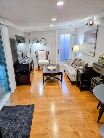 Detached Lounge - 161 Grant St