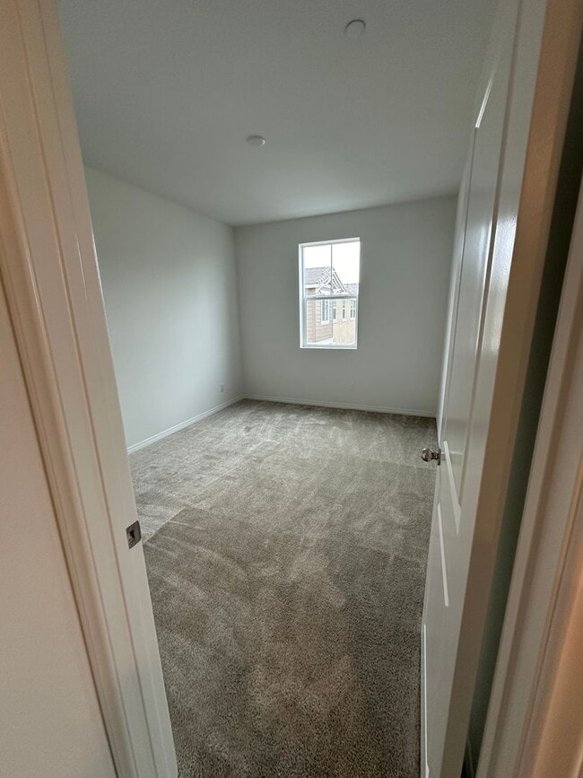 Building Photo - 1 Year Old Lenner 3 Bedroom + Loft Condo i...