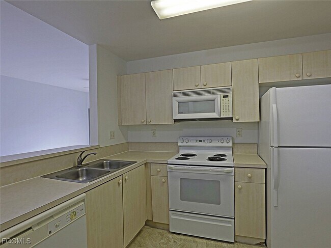 Building Photo - 15385 Bellamar Cir