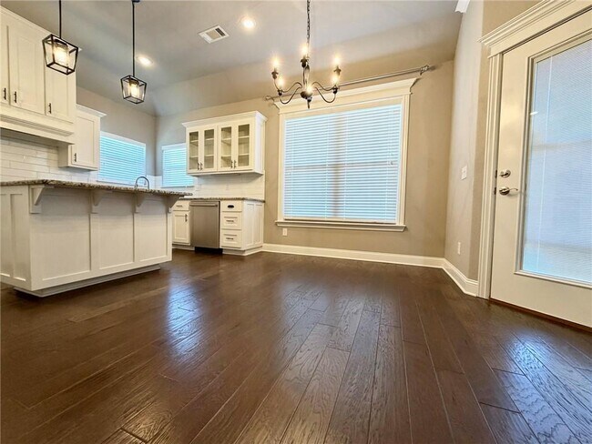 Building Photo - 1309 W Gum St