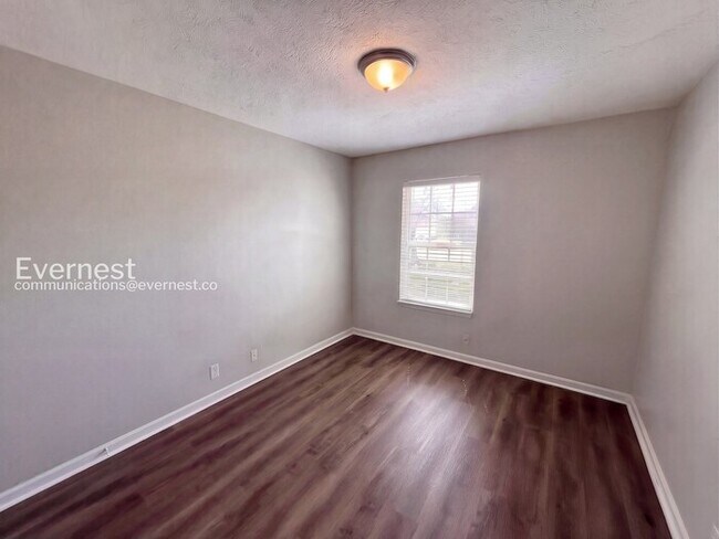 Building Photo - 2836 Roscommon Dr