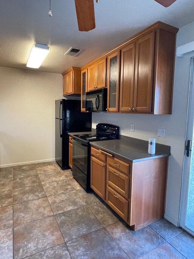 Building Photo - Chico 3 bed 2 bath Condo, Pool, Reserved Parking, upstair unit. newly refurbished