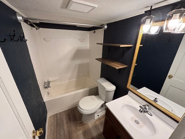 Building Photo - Updated 1 Bed 1 Bath in Central MHK