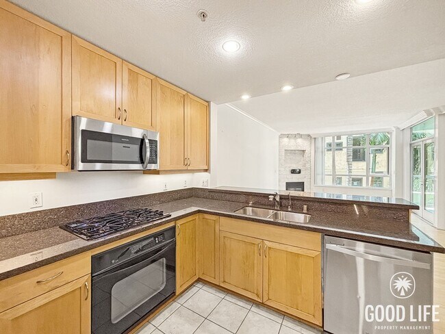 Building Photo - STUNNING 2 BED/2 BATH CONDO AVAILABLE IN THE DISCOVERY BUILDING IN CORTEZ HILL!