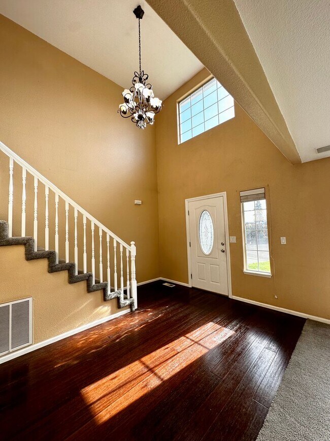 Building Photo - Gorgeous 4 Bedroom 2.5 Bath Single Family Home On Private Cul-Du-Sac