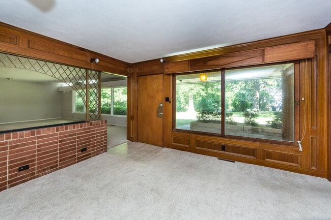 Building Photo - "Charming 3-Bedroom Oasis with 2 Full Baths – Spacious 2,295 Sq Ft Home in Charlotte's Heart!"