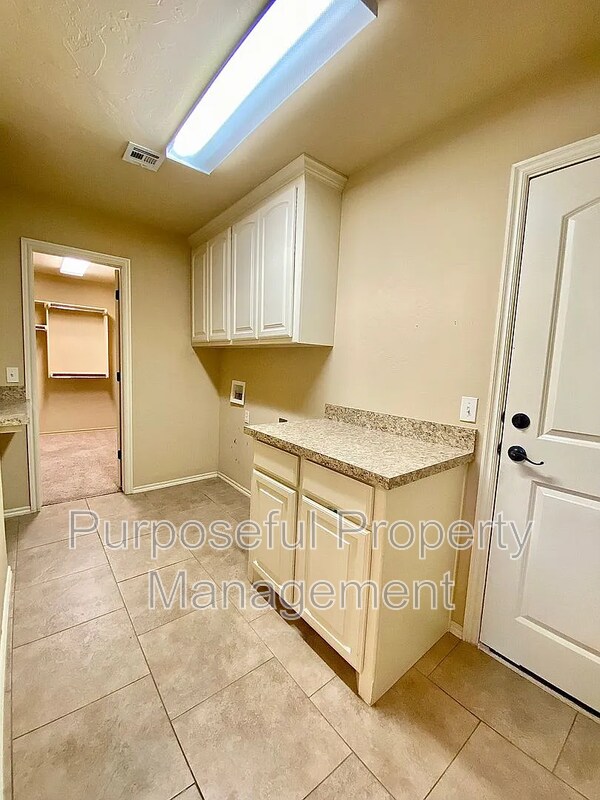 Building Photo - 2409 Austrian Pine Dr