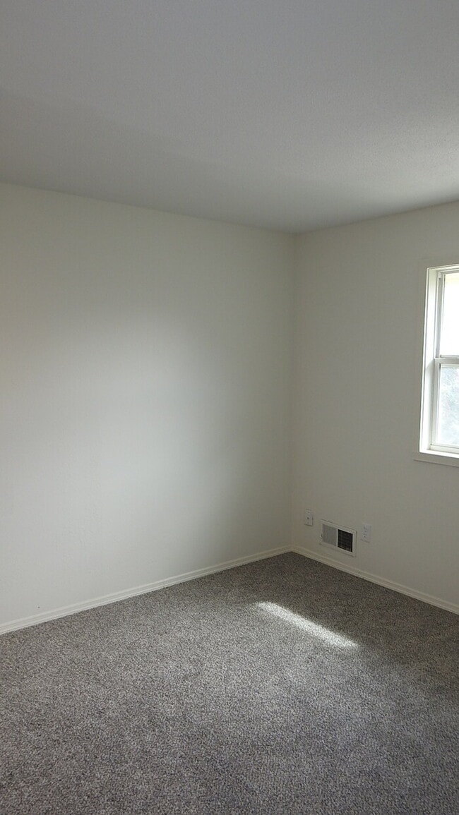 Building Photo - Rental Ready- Townhome in Raytown - 3bed 1...