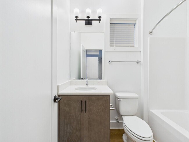 Building Photo - 913 Bainbridge St