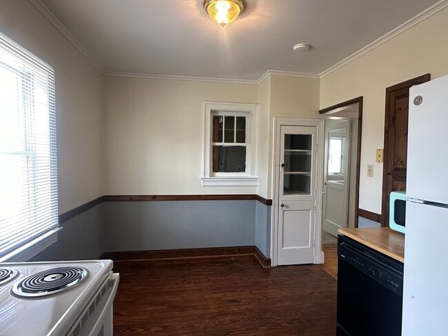 Building Photo - 18 W Whitlock Ave