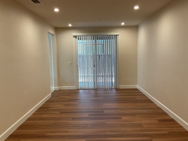 Building Photo - 644 Albany St