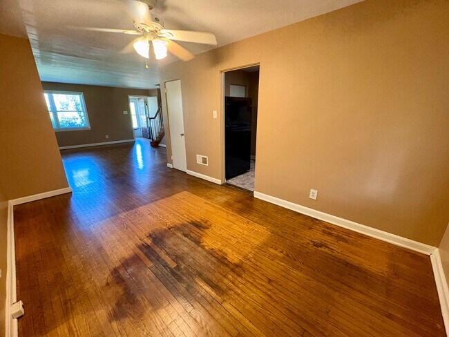 Building Photo - 3 Bedroom Apartment Available in Harrisburg!