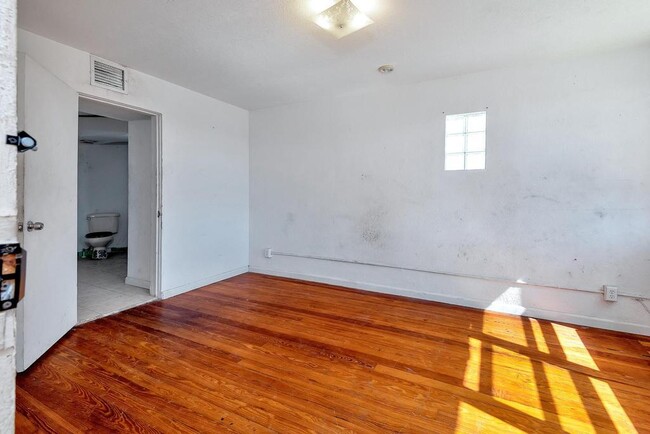 Building Photo - 521 N Dixie Hwy