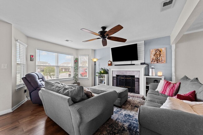 Building Photo - 5845 Glen View Dr