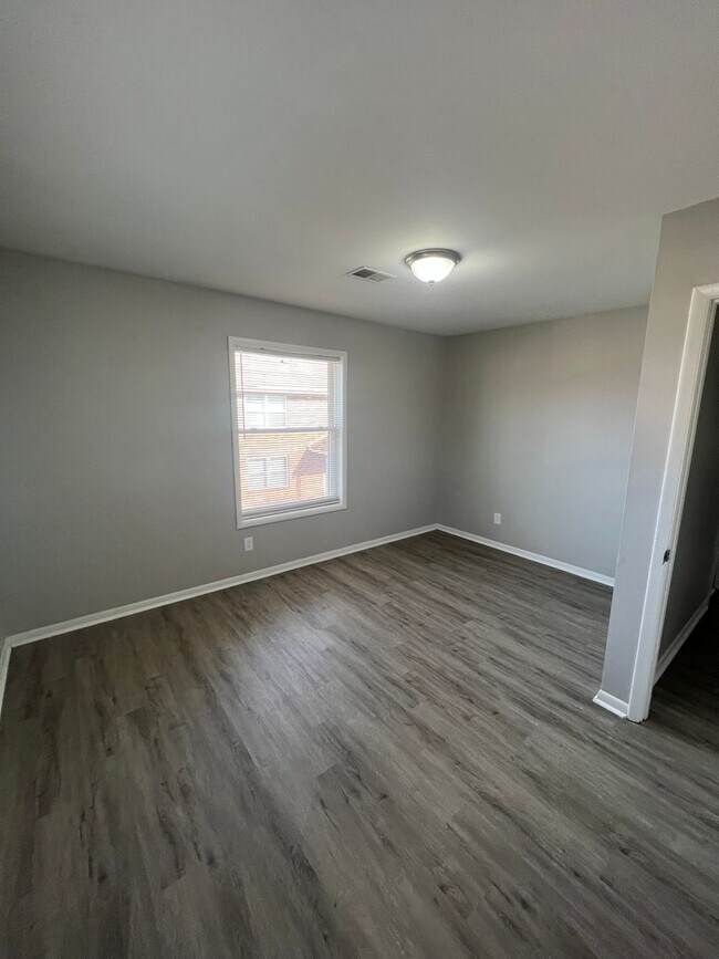 Building Photo - 2343 Harrodsburg Rd