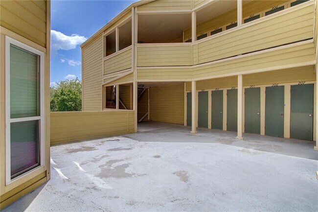 Building Photo - 808 W 29th St