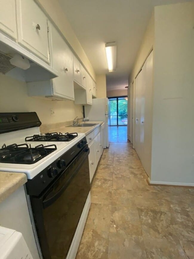 Building Photo - 2 Bedroom 1.5 Bathroom Apartment Unit Loca...