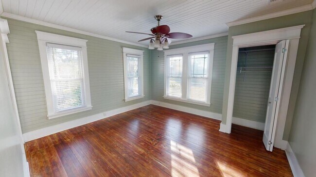 Building Photo - 342 N Cove Blvd