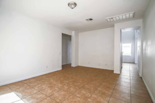 Building Photo - Cute 5 Bedroom Home with a 3 Car Garage!