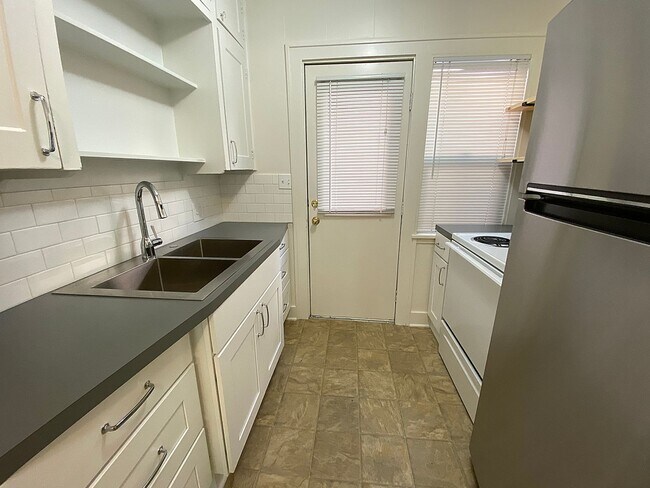 Building Photo - Charming 1 Bedroom with Hardwood Floors, Close-In Location