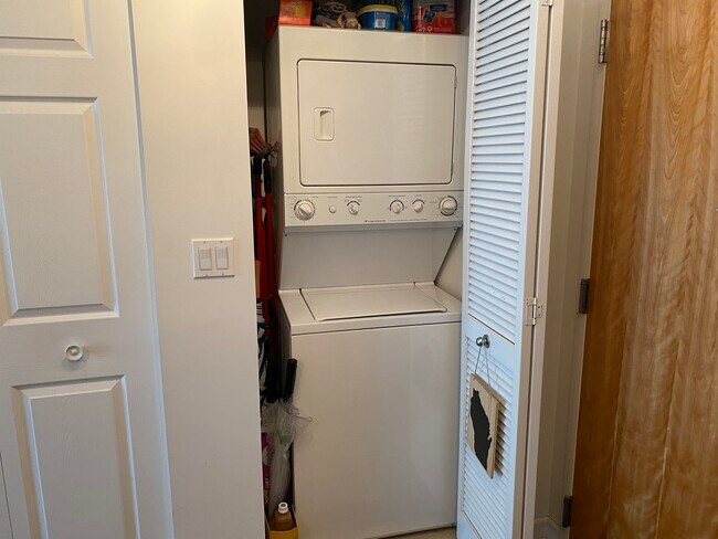 Building Photo - 845 N Kingsbury St