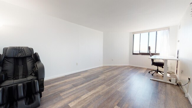 Building Photo - 1202 Harmon Cove Tower