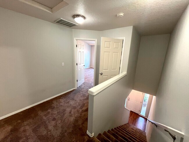 Building Photo - Elegant Arbor Townhome with Open Kitchen, W/D, Patio, and Soaking Tub