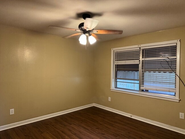 Building Photo - 3/2 Fenced Yard Covered Parking