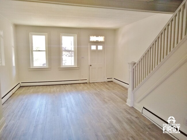 Building Photo - 3 Bed / 1 Bath Single Family Home