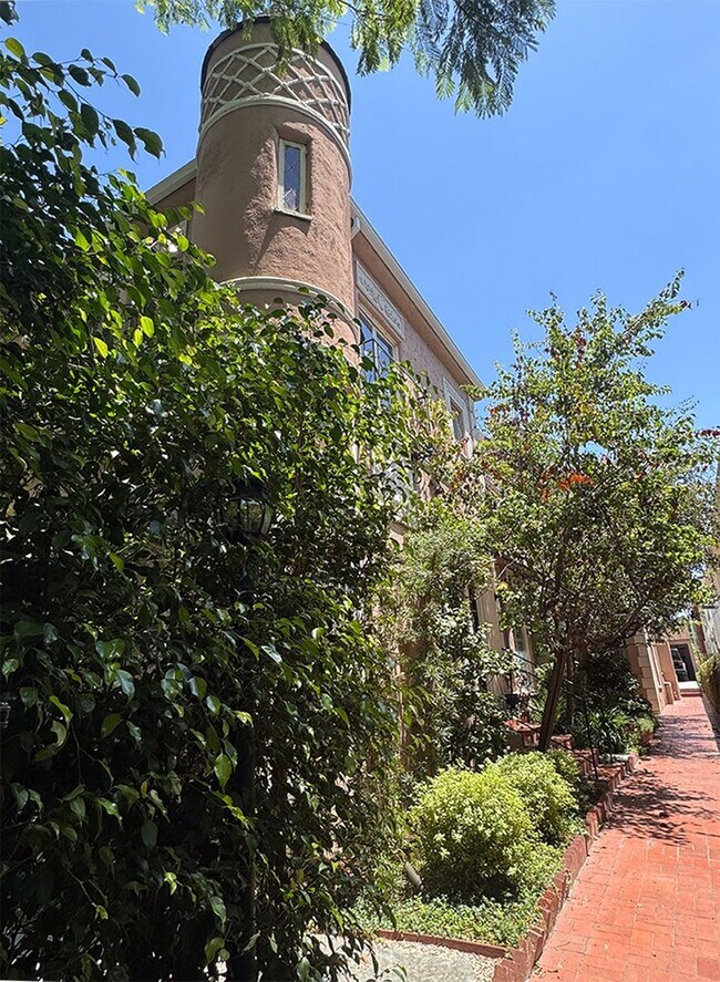 Building Photo - Charming Vintage 1 Bed / 1 Bath in the Heart of West Hollywood