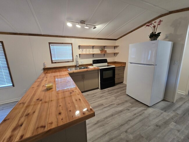 Building Photo - 960 N Rock Crusher Rd