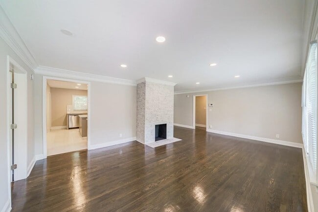 Building Photo - 254 Richardson Rd NW