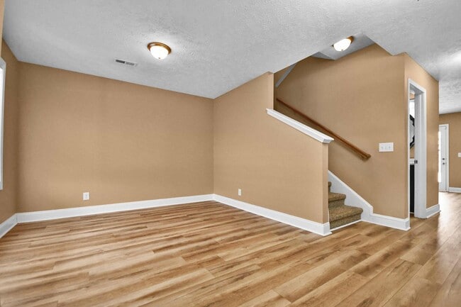 Building Photo - Pet Friendly Three Bedroom!