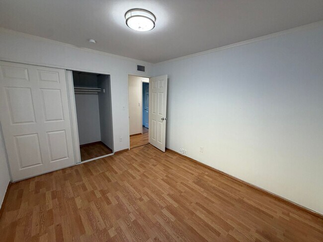 Building Photo - 3 Bedroom 2 Bath Home With Ample Storage