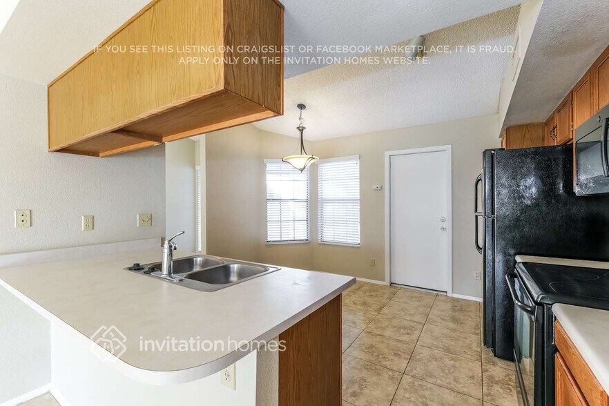 Building Photo - 8833 W Windsor Ave